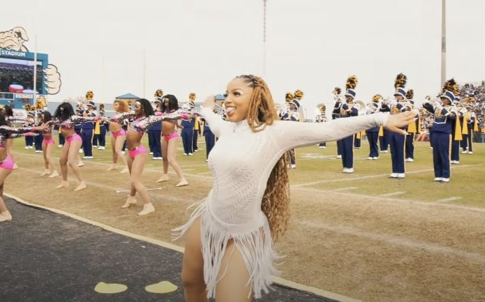 Chloe Bailey Performed With North Carolina A&T's Blue And Gold Marching ...