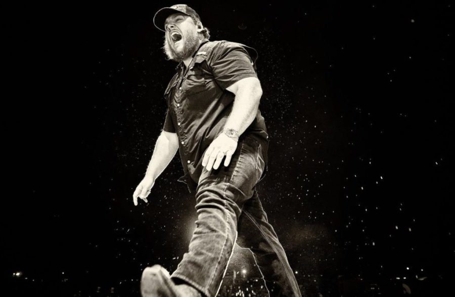 Lightning halts Luke Combs Charlotte concert at Bank of America Stadium